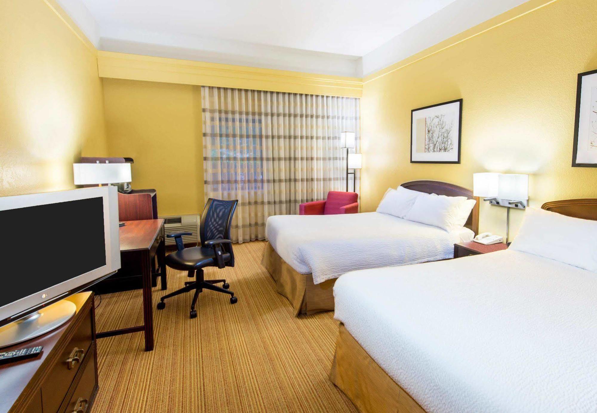 Courtyard By Marriott Pensacola Hotel Ferry Pass Bagian luar foto